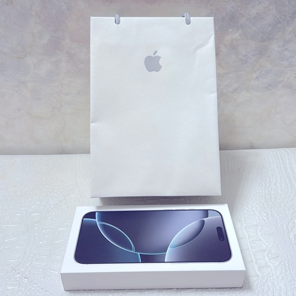 Apple iPhone 16 Pro Max BOX and Apple gift bag.